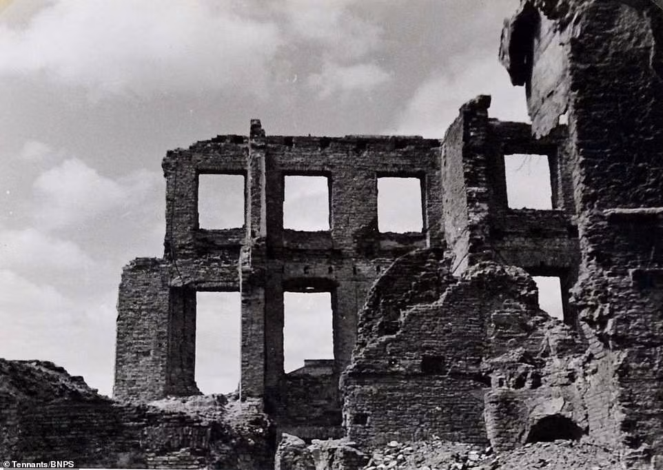 Từ ngày 25/6/1941 đến cuối tháng 11/1941, Không quân Đức quốc xã đã ném hơn 100.000 tấn bom xuống lãnh thổ Liên Xô. Hậu quả là nhiều tòa nhà, đường xá... của Liên Xô bị thiệt hại nặng nề.