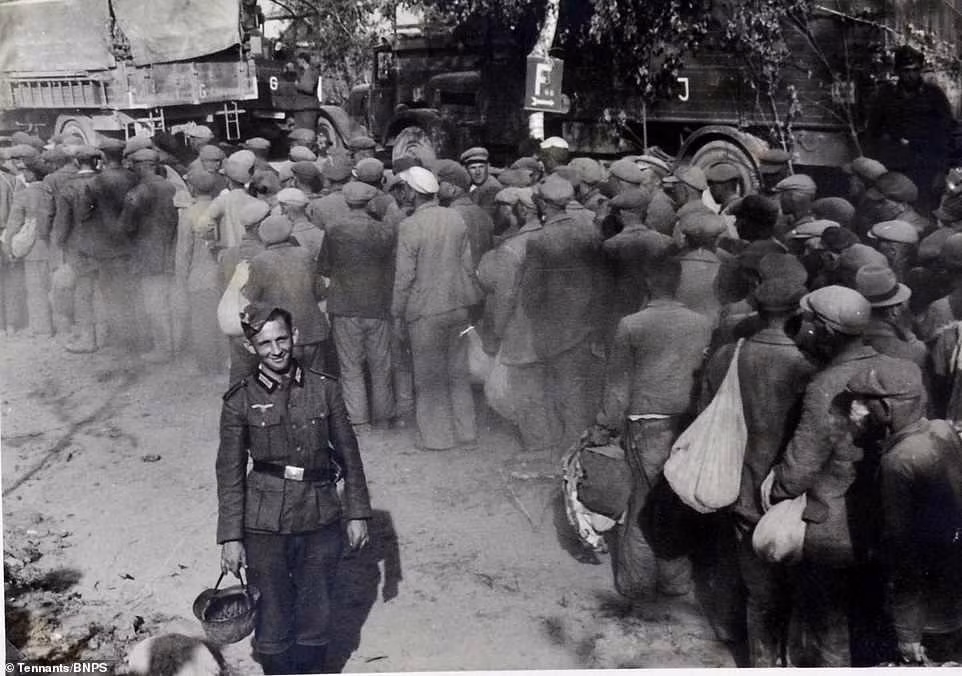 Cuộc tấn công xâm lược Liên Xô của Đức quốc xã bắt đầu vào ngày 22/6/1941. Đến ngày 11/7/1941, quân đội phát xít Đức đã bắt được hơn 400.000 tù binh chiến tranh ở mặt trận phía Đông.