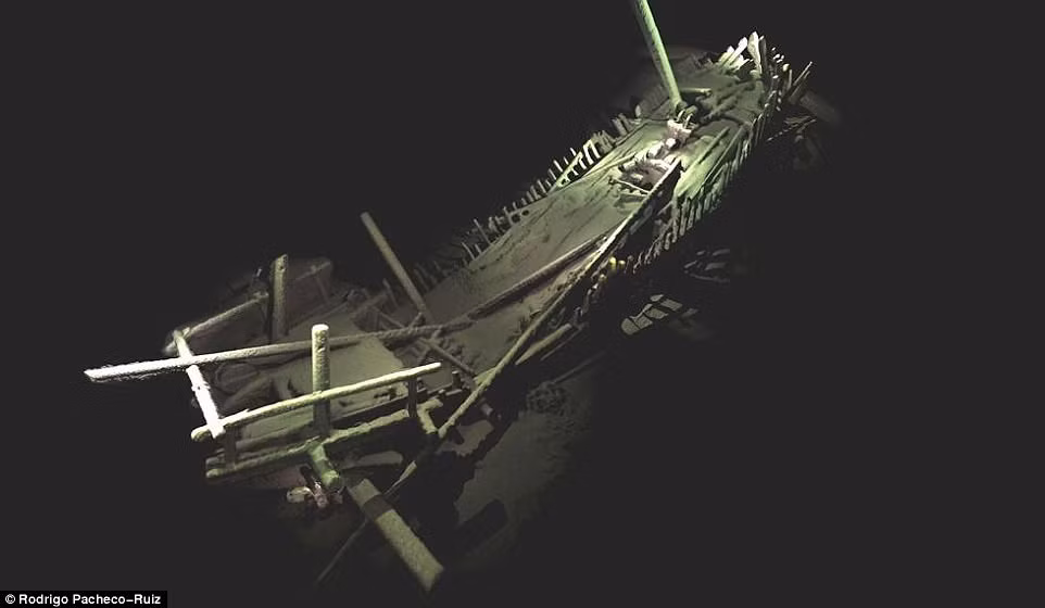 Do nằm ở độ sâu 1.930m trong điều kiện không có oxy và ánh sáng nên nó giúp bảo quản nguyên vẹn con tàu và hàng hóa trên tàu.