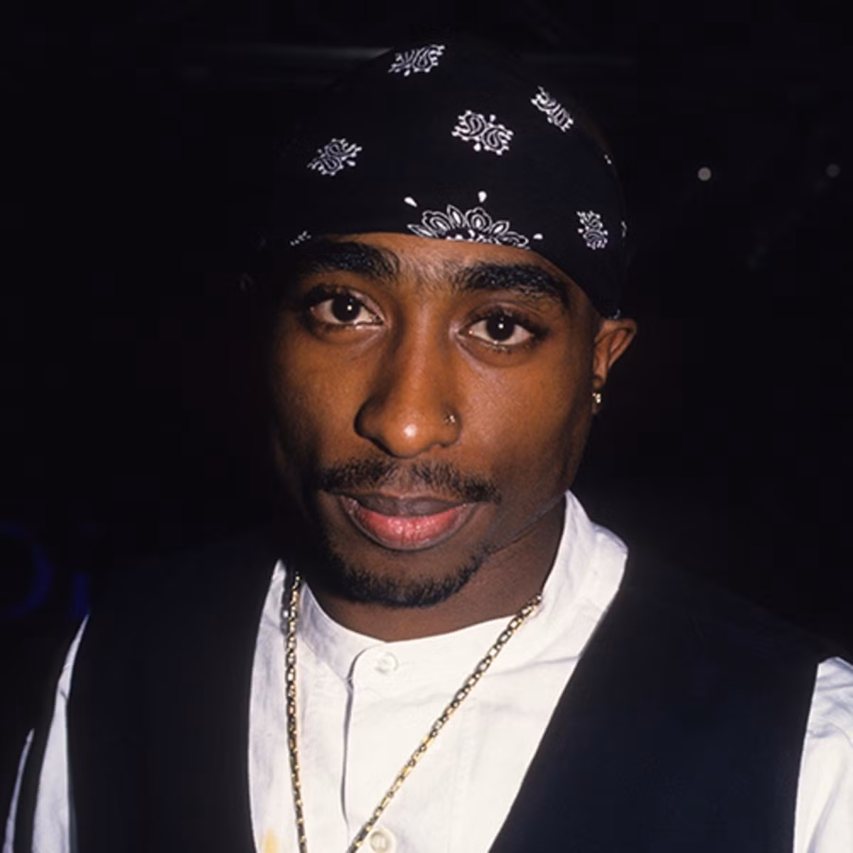 Vụ sát hại nam rapper Shakur rúng động dư luận khi nguyên nhân vụ việc không được làm sáng tỏ. Nhiều giả thuyết được đưa ra như Shakur bị các nhà chính trị cầm quyền thủ tiêu do có những ca khúc mang tính khích lệ cách mạng, chống bạo lực.