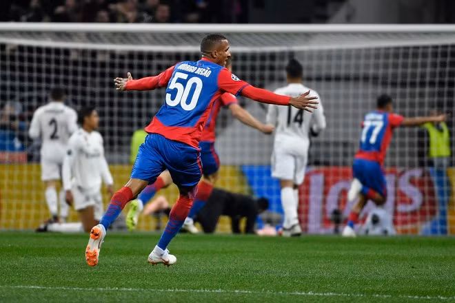 Vi sao Real Madrid am anh cai bong cua Ronaldo?