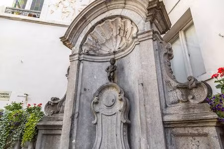 Một câu chuyện khác kể rằng, thành phố Brussels từng bị kẻ thù vây hãm. Trước khi rút quân, những kẻ tấn công thành phố đã bố trí hàng tấn thuốc nổ nhằm phá hủy nơi này.