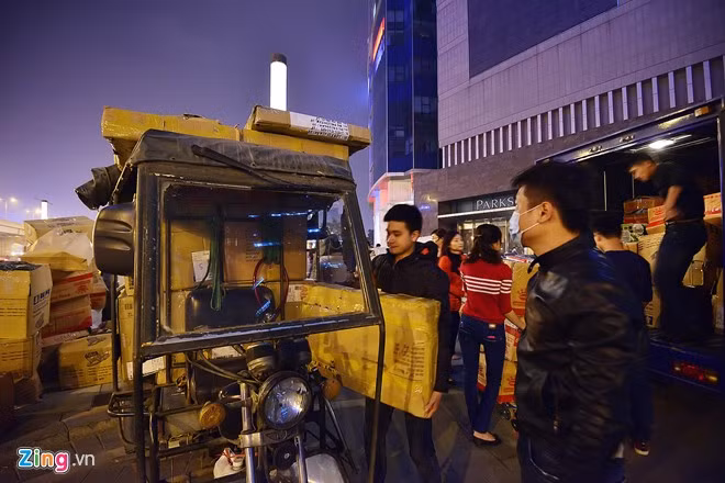Các mặt hàng kinh doanh, đồ đạc được đóng thùng để chuyển lên xe ba gác, xe tải.... Được biết, tại tầng hầm B1 và tầng 1 của TTTM này có 60 đơn vị kinh doanh với rất nhiều các mặt hàng. 