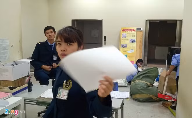 Bảo vệ không cho người lạ vào khu TTTM Parkson, các lối đi lại tại tầng 1 và tầng hầm B1 bị phong tỏa hoàn toàn.