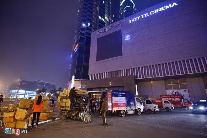 Tuy nhiên đến sáng nay (3/1), Parkson ra thông báo khác, yêu các các cửa hàng phải chuyển hết đồ ra ngoài ngay trong đêm 3/1. 