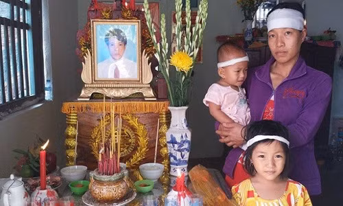 Vợ và hai con bên di ảnh anh Trần Thanh Sang - Ảnh: Thúy Hằng.