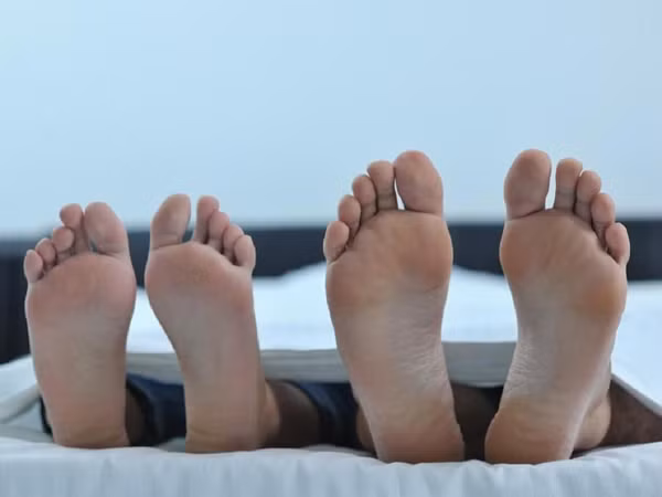Nằm phòng điều hòa, nhiều người sẽ đắp một chiếc chăn mỏng, hở bàn chân để dễ ngủ. Đắp chăn hở chân giúp bạn cảm thấy dễ chịu, không có cảm giác quá nóng hay quá lạnh. Dù vậy, không ít ý kiến băn khoăn cách ngủ này có ảnh hưởng sức khỏe hay không? (Ảnh minh họa)