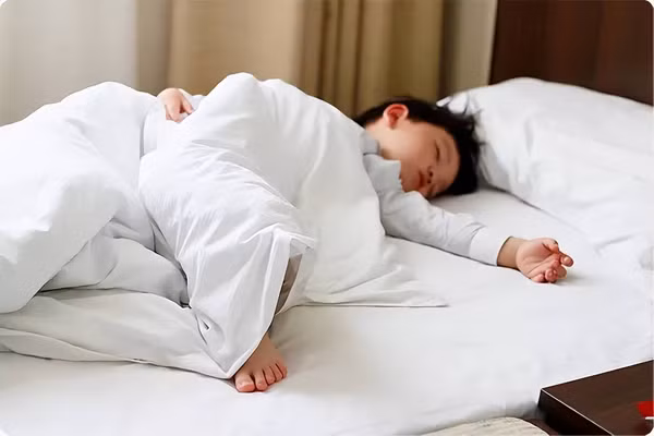 Ngoài việc giúp bạn cảm thấy thoải mái, đắp chăn hở chân khi ngủ còn có lợi trong việc giảm lượng mỡ trắng trong cơ thể. Kết quả nghiên cứu đăng trên tờ Clinical Investigation chỉ ra, chân thích nghi với nhiệt độ lạnh sẽ giúp giảm mỡ trắng, tăng mỡ nâu – một chất béo khỏe mạnh.