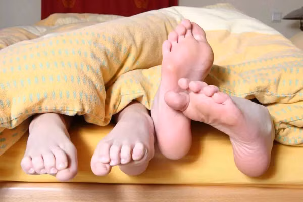 Theo chuyên gia, các vị trí như đầu, tay, chân chứa nhiều huyệt đạo, giúp cơ thể tản nhiệt dễ dàng. Khi ngủ, thân nhiệt sẽ giảm khoảng 1-2°C. Thân nhiệt sẽ tiếp tục giảm khi chúng ta chìm vào giấc ngủ say. Lúc này, đắp chăn kín mít sẽ khiến bạn khó ngủ vì quá ấm. Làm mát chân là cách hiệu quả để giảm thân nhiệt, giúp duy trì sự thoải mái.