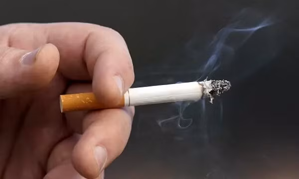 Đáng lưu ý, hút thuốc lá và uống rượu nhiều có thể dẫn đến tăng nhịp tim và huyết áp; khiến các mảng bám vỡ ra làm tắc nghẽn mạch máu, gây nhồi máu cơ tim và đột tử. (Ảnh: AP)