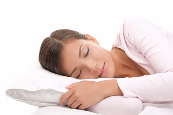 Tránh thức khuya; ngủ nghỉ đúng giờ là cách hiệu quả để bảo vệ mạch máu. Đặc biệt, bạn nên duy trì tâm trạng tích cực. Nghiên cứu chỉ ra, nguy cơ nhồi máu cơ tim tăng gấp nhiều lần khi nổi giận. (Ảnh: Suckhoedoisong)
