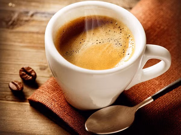 Cà phê còn chứa chất kích thích thần kinh, mang lại cảm giác sảng khoái. Tuy nhiên, người có chức năng tim mạch, mạch máu não, phổi yếu... uống nhiều cà phê sẽ làm tăng áp lực lên chức năng tim mạch và mạch máu não, khiến nhịp tim tăng cao. (Ảnh minh họa)