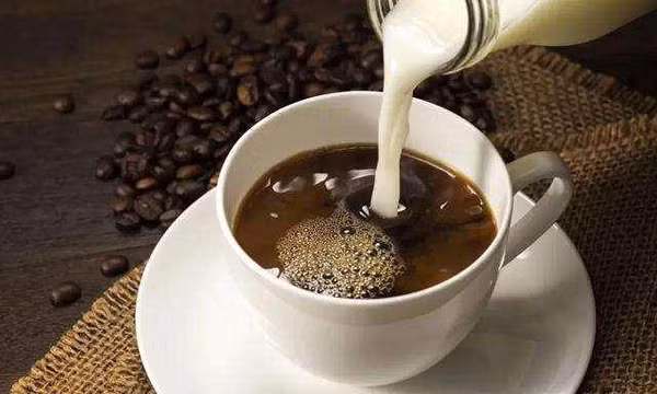 Nhìn kết quả khám trên tay, Li không hiểu vì sao mình mới 26 tuổi lại có thể mắc tiểu đường. Được bác sĩ giải thích, Li mới biết chính thói quen uống cà phê hòa tan thay nước lọc của mình là nguyên nhân gây bệnh. (Ảnh: Aboluowang)