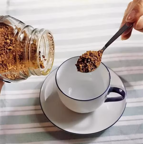 Thiếu ngủ liên tục khiến Li khó tỉnh táo, không tập trung. Để khắc phục, Li chọn cà phê làm thức uống hàng ngày. Vậy nhưng, cà phê nguyên chất quá đắng, không hợp khẩu vị nên cô chọn cà phê hòa tan. So với cà phê phin, cà phê hòa tan vừa giúp tỉnh táo vừa thơm ngậy, ngọt ngào dễ uống. (Ảnh: Aboluowang)