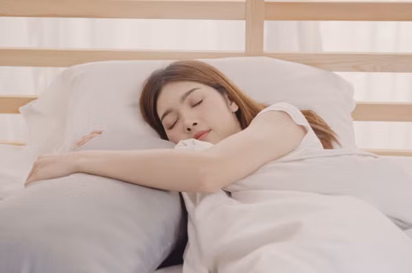 Bổ sung giấc ngủ hợp lý. Thức khuya là một thói quen hại gan, khiến cơ thể không được nghỉ ngơi đầy đủ, ngày càng suy kiệt. Để tốt hơn, bạn nên ngủ bù vào buổi trưa hoặc chiều hôm đó. Đồng thời, tắm nước ấm sau khi thức khuya cũng mang lại tác dụng rõ rệt. Nhiệt độ nước sẽ nhanh chóng đánh thức cơ thể, thúc đẩy tuần hoàn máu, cải thiện chất lượng giấc ngủ. (Ảnh: Freepik)