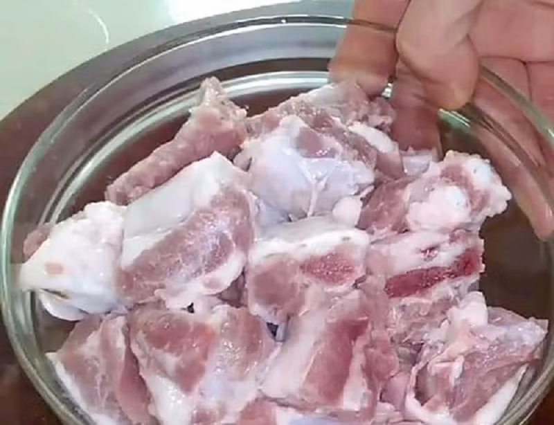 Bước 2: Đổ một lượng nước vừa đủ vào nồi, thêm hành lá, gừng thái lát, rượu nấu ăn; vớt sườn ra, cho vào nồi nước nấu khoảng 3 phút. Dùng thìa hớt hết bọt sôi, vớt sườn heo ra, rửa sạch với nước ấm. (Ảnh: Internet)