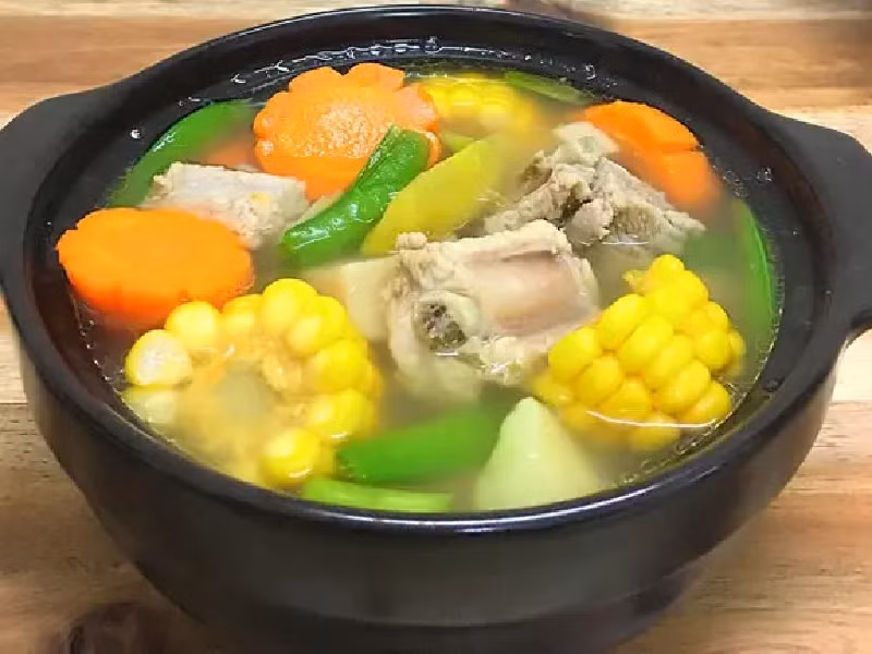 Món canh sườn heo thơm ngon nhưng không phải ai cũng biết chế biến đúng cách. Nếu bạn ninh sườn trực tiếp trong nước, thì đó là một cách làm sai lầm. Trong sườn có nhiều máu, nếu hầm trực tiếp, máu sẽ chảy vào nước canh, làm cho nước đục và có mùi tanh. (Ảnh: 2sao)