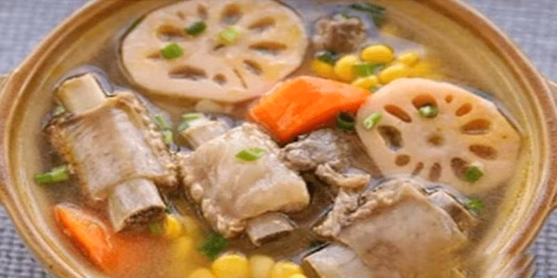 Cách hầm canh sườn với cà rốt, ngô, củ sen: Chuẩn bị sườn tươi, cà rốt, ngô, củ sen, muối, hành lá, gừng, rượu nấu ăn, hạt nêm. (Ảnh: ABLW)