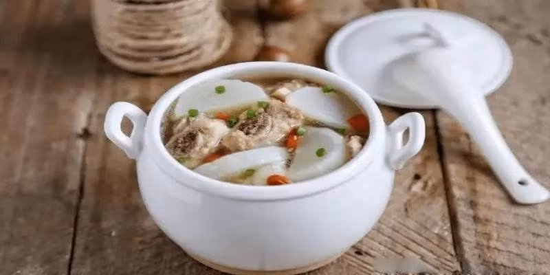 Sườn heo rất giàu collagen, canxi photphat,… có thể cung cấp cho trẻ protein và canxi, từ đó giúp cải thiện khả năng miễn dịch và cao lớn hơn. Có nhiều cách chế biến món sườn, thích hợp nhất cho mùa hè là món canh sườn, không chỉ ngon mà còn bổ dưỡng. (Ảnh: ABLW)