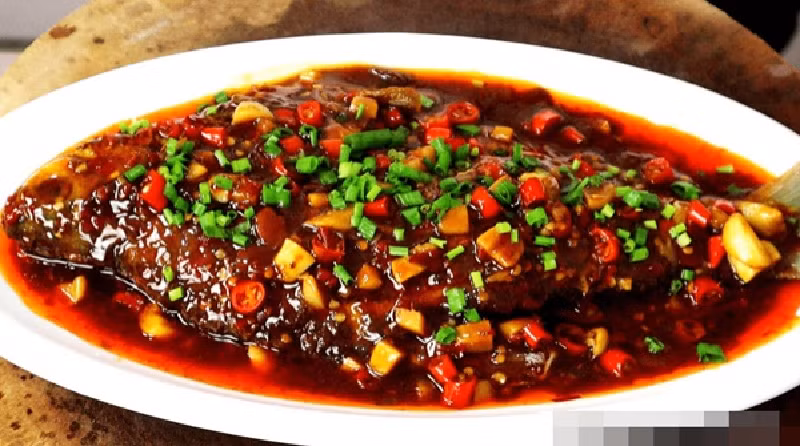 Có nhiều cách chế biến cá như cá kho tộ, cá sốt chua ngọt,… đều rất ngon. Tuy nhiên, khi nấu, nhiều người không biết cho nhầm gia vị khiến cá không thơm mà mất đi vị ngọt. (Ảnh: ABLW)