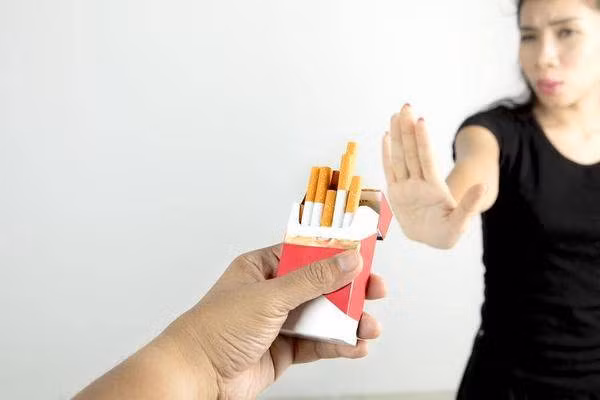 Không những vậy, thuốc lá trà còn sinh nhiều hạt bụi. Hút chúng thường xuyên dễ gây tổn thương phổi, tăng nguy cơ mắc ung thư phổi. (Ảnh: Aboluowang)