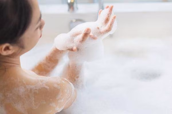 Ngâm mình trong nước lâu làm tăng nguy cơ đột tử. May mắn thay, bạn cũng có thể giảm nguy cơ bệnh tim mạch bằng việc tắm đúng cách.