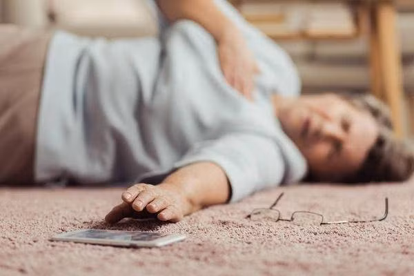 Được biết, quá trình tắm, nước ấm sẽ liên tục tác động lên cơ thể. Lúc này, mao mạch giãn nở nhanh khiến lượng lớn máu sẽ đi vào các mạch máu trên bề mặt cơ thể thời gian ngắn.