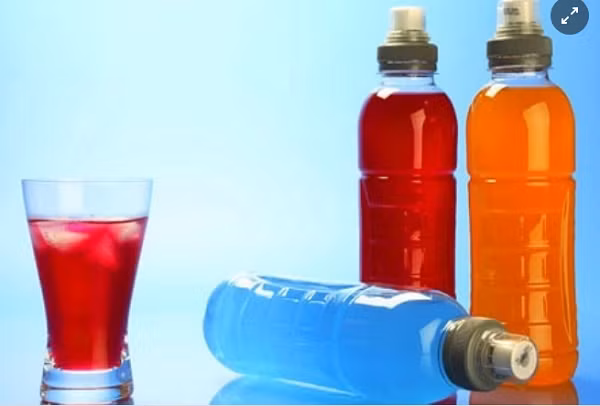 Được biết, đồ uống chức năng là đồ uống có thể điều chỉnh chức năng cơ thể ở mức nhất định thông qua thành phần và tỷ lệ hàm lượng của các chất trong đồ uống. (Ảnh minh họa)