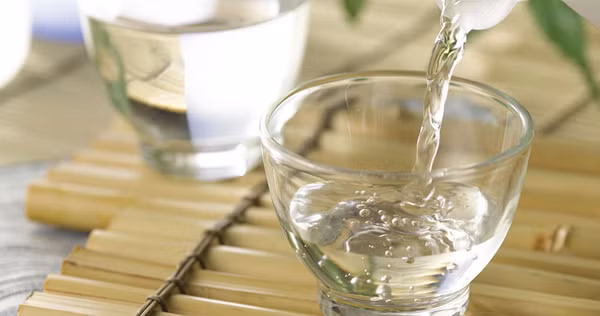 Ngâm giấm. Phương pháp rửa rau bằng giấm dựa trên nguyên lý trung hòa axit và bazo. Hiện hầu hết các loại thuốc trừ sâu có tính axit, ngâm trong môi trường kiềm khiến axit phản ứng với bazo, mang lại hiệu quả làm sạch. (Ảnh: Cooky)