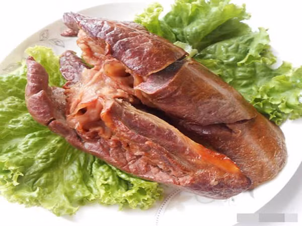 5. Phổi. Phổi lợn được nhiều người kết hợp với các phần nội tạng khác để nấu cháo, xào, luộc, nướng hoặc đánh tiết canh... Phổi lợn thuộc hệ hô hấp của lợn, có thể chứa bụi bẩn và bụi kim loại đe dọa sức khỏe nhưng vị mềm mượt, hơi dai, ngầy ngậy của chúng khiến nhiều người khó cưỡng. (Ảnh: Noitrogioi.net)