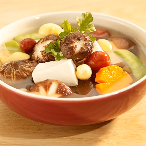 Một trong những cách nấu đơn giản nhất là canh phổi nấu củ cải. Nguyên liệu chính của món ăn gồm phổi, củ cải khô, củ cải tươi, thịt nạc, hạnh nhân, táo, cà rốt, gừng... Món ăn được đánh giá ngon ngọt, cực tốn cơm. (Ảnh: Noitrogioi.net)
