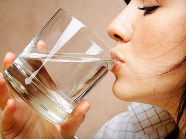 Sau một đêm nghỉ ngơi, cơ thể rất dễ mất nước. Uống một cốc nước buổi sáng giúp bổ sung lượng nước thiếu hụt, thúc đẩy nhu động đường tiêu hóa, giảm táo bón. Ảnh: Boldsky.