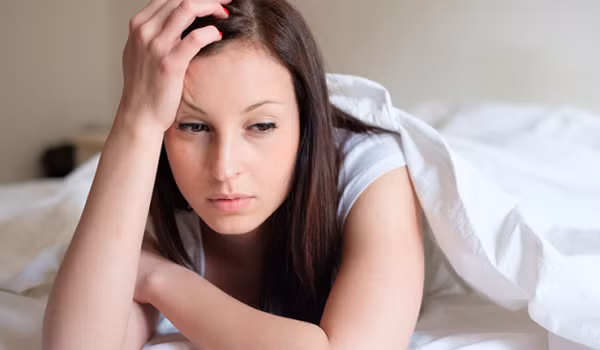 Thức khuya gây rối loạn nội tiết tố. Rối loạn nội tiết sẽ dẫn đến các nốt mụn, mụn bọc, tỷ lệ mắc các khối u phụ khoa tăng mạnh. Điều này đồng nghĩa ảnh hưởng tới sức khỏe lẫn vẻ ngoài của chị em.