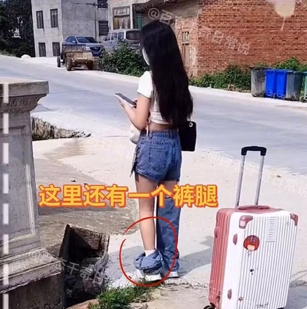 Chiếc quần jean cá tính "một mất một còn" cô chọn mặc quá lạ lẫm so với người địa phương. Được biết, cô gái quê ở Liễu Châu, Quảng Tây. Cô rời xa quê hương, làm thuê ở Quảng Đông.