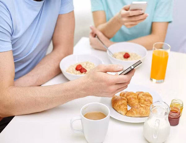 Vậy nhưng, sự tồn tại của những mảng bám này không đáng lo ngại. Miệng sẽ tự tiết ra các enzym có tác dụng tiêu diệt vi khuẩn, khiến vi khuẩn trong miệng luôn ở trạng thái cân bằng. (Ảnh: Wonderful Materia Medica)