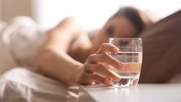 Thậm chí, dù vi khuẩn có đi sâu vào dạ dày thì cũng khó tồn tại. Cơ thể sẽ tiết axit dịch vị, tiêu diệt vi khuẩn khiến chúng không thể gây hại cho sức khỏe. (Ảnh minh họa)