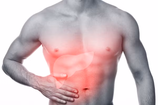 Gan rất quan trọng trong việc duy trì cơ thể khỏe mạnh. Đáng lưu ý, gan hầu như không có các dây thần kinh đau phân bố. Khi gan ngày càng suy yếu, bạn sẽ khó có thể cảm nhận thông qua các cơn đau. Vì lý do này, bệnh gan thường được phát hiện muộn. Người bệnh lỡ giai đoạn vàng điều trị.