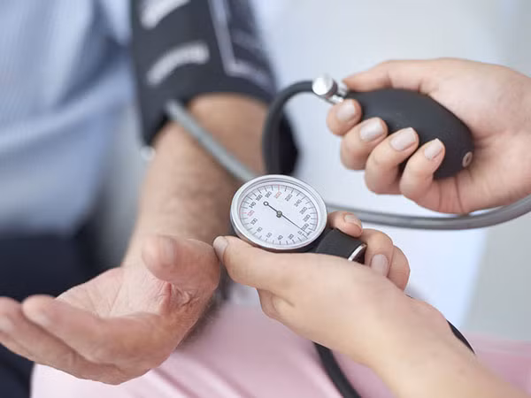 Về tác dụng hạ huyết áp, chuyên gia cho rằng hành tây chứa chất prostaglandin A. Khi đi vào cơ thể, chất này có tác dụng làm giãn mạch máu, mang lại hiệu quả hạ huyết áp. (Ảnh minh họa)