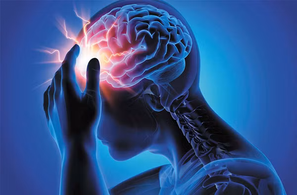 Mới tuần trước, bác Trương bỗng cảm thấy chóng mặt, đau đầu, tay run không kiểm soát, ngất xỉu nên người thân vội đưa đến viện cấp cứu. (Ảnh minh họa)