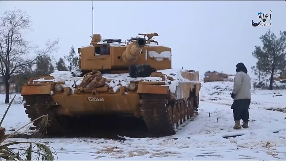 Huy động một lực lượng quân sự lớn gồm cả xe tăng chủ lực Leopard 2A4, xe bọc thép chiến đấu hạng nặng cùng pháo binh, không quân yểm trợ thế nhưng Quân đội Thổ Nhĩ Kỳ vừa phải “chạy bán sống bán chết” sau thất bại ở thị trấn al-Bab, Syria trước cuộc phản công mãnh liệt từ phiến quân IS. Điều đáng nói, Quân đội Thổ Nhĩ Kỳ rút chạy vội vã tới mức vứt cả xe tăng hiện đại còn nguyên vẹn lại cho IS. Nguồn ảnh: SyriaL