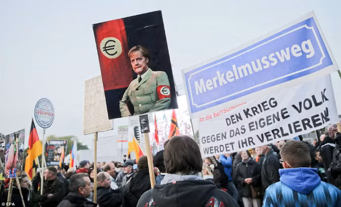 Người biểu tình phản đối bà Merkel về chính sách nhập cư.