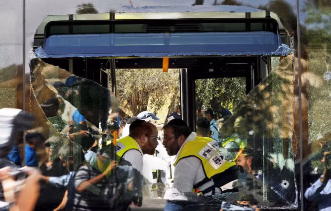 Cửa kính xe buýt vỡ tung sau vụ tấn công ở Jerusalem ngày 13/10.