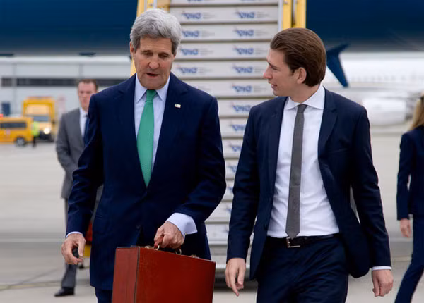 Ngoại trưởng Áo (phải) đón người đồng cấp Mỹ John Kerry ở sân bay quốc tế Vienna hồi tháng 10/2014.