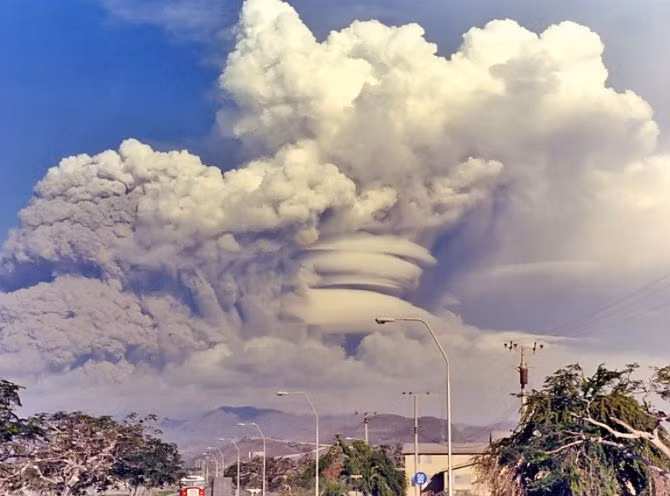 Núi lửa Piinatubo ở Philippines phun trào hồi tháng 6/1991. Đây là vụ núi lửa phun trào lớn thứ hai trong thế kỷ 20, khiến hàng nghìn người phải sơ tán.