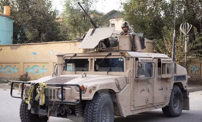 Binh sỹ Afghanistan làm nhiệm vụ trong chiến dịch quân sự ở thành phố Kunduz ngày 10/10. (Nguồn: THX/TTXVN)
