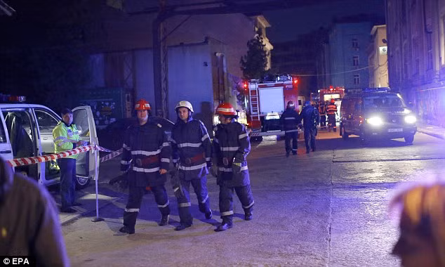 Lực lượng cứu hộ có mặt tại hiện trường vụ nổ hộp đêm ở Bucharest.