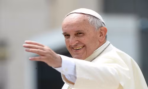  Giáo hoàng Francis từng có bạn gái. “Cô ấy nằm trong nhóm bạn mà tôi khiêu vũ cùng”, Giáo hoàng tiết lộ với Rubin và Ambrogetti. Tuy nhiên, hai người đã sớm chia tay sau khi Giáo hoàng nhận ra niềm đam mê tôn giáo.