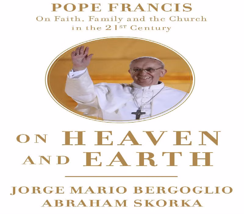 Giáo hoàng Francis là đồng tác giả cuốn sách “Sobre el Cielo y la Tierra” (Trên Thiên đường và Trái đất). Cuốn sách là tập hợp các cuộc đàm thoại giữa Giáo hoàng và đồng tác giả Abraham Skorka.