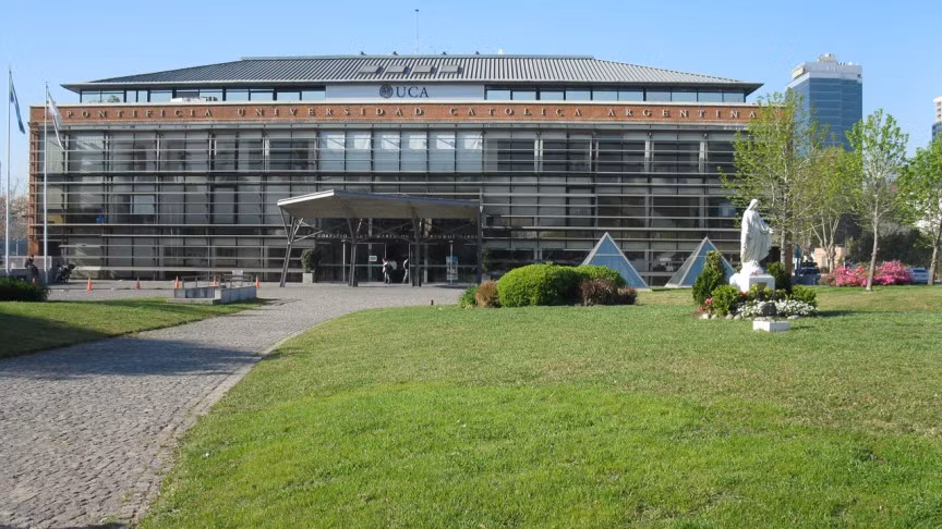 Giáo hoàng Francis từng nghiên cứu triết học tại Đại học Công giáo Buenos Aires và cũng có bằng thạc sĩ hóa học tại Đại học Buenos Aires. Trước khi trở thành Tổng giám mục của Buenos Aires, Đức Giáo hoàng từng đi giảng dạy.