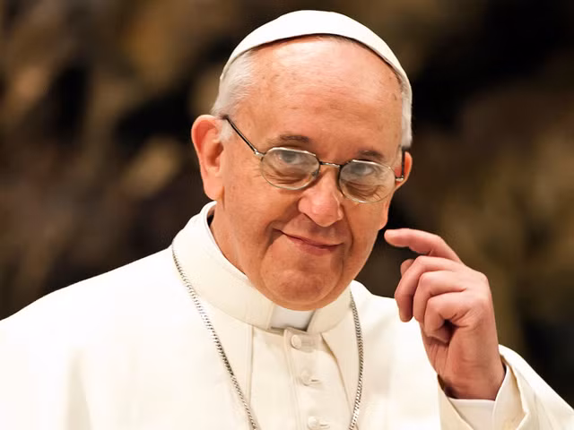 Giáo hoàng Francis đảm nhiệm chức Tổng giám mục của Buenos Aires từ 1998-2013. Trong thời gian làm Tổng giám mục, Ngài đã trở thành tấm gương cho người khác với lối sống khiêm nhường, luôn giúp đỡ người khác, tránh mọi sự xa hoa.